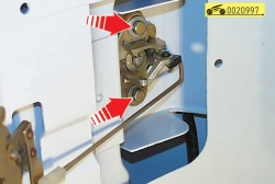 Ослабьте два крепежных болта ГАЗ 31105 Волга