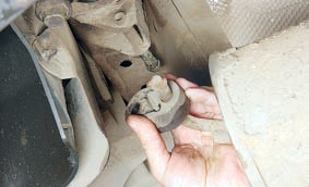 Снимаем подушку с кронштейна кузова Nissan Qashqai