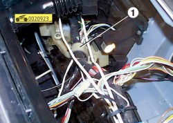 Отсоедините два металлических держателя ГАЗ 31105 Волга