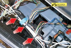 Выньте жгуты проводов из держателя ГАЗ 31105 Волга