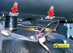 Отсоедините колодки освещения вещевого ящика ГАЗ 31105 Волга