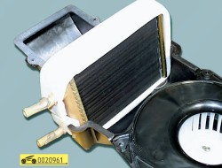 Выньте радиатор отопителя ГАЗ 31105 Волга