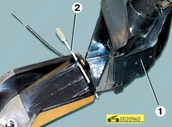 Снимите пластмассовые защелки ГАЗ 31105 Волга