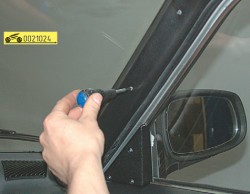 Снимите накладки передних стоек ГАЗ 31105 Волга
