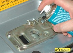 Смазка замка капота ГАЗ 31105 Волга