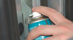 Смазка петель двери ГАЗ 31105 Волга