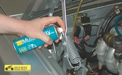 Смазка петель капота ГАЗ 31105 Волга