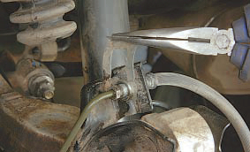 Пружинный фиксатор наконечника тормозного шланга Nissan Qashqai