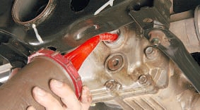 Закачка шприцем масла в наливное отверстие редуктора Nissan Qashqai