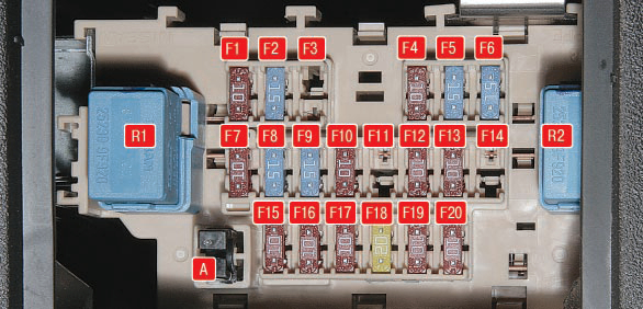 Предохранители и реле в переднем монтажном блоке моторного отсека Nissan Qashqai