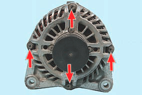 Расположение стяжных болтов крышек генератора Nissan Qashqai