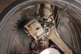 Суппорт тормозного механизма на пружине амортизаторной стойки Nissan Qashqai