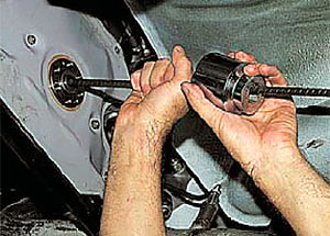 Выпрессовывание подшипника ударным съемником Chevrolet Niva