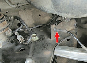 Резиновая втулка провода датчика в кронштейне Nissan Qashqai