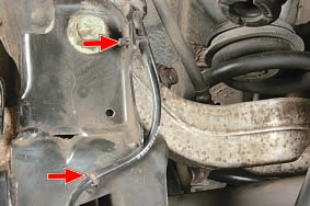 Расположение фиксаторов провода датчика частоты вращения заднего колеса Nissan Qashqai