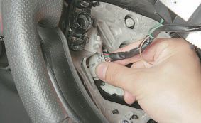 Фиксатор колодки жгута проводов модуля управления аудиосистемой Nissan Qashqai