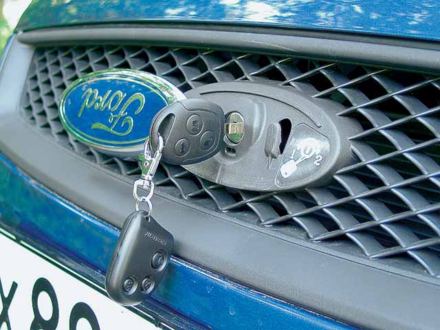 Поворачиваем ключ против часовой стрелки в замке Ford Focus 2 