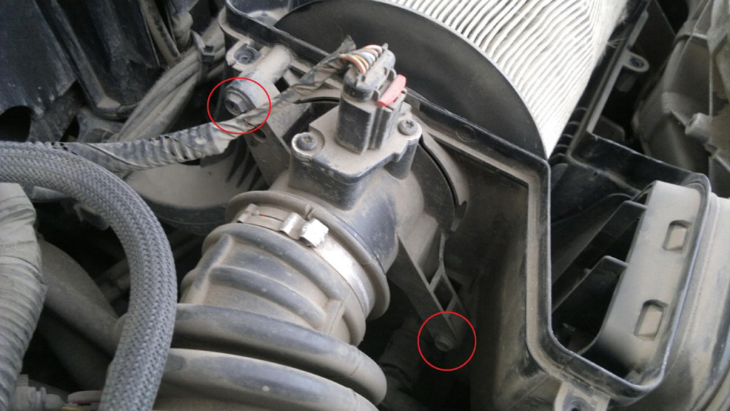 Откручиваем два крепежных болта воздуховода и отсоединяем патрубок Ford Focus 2