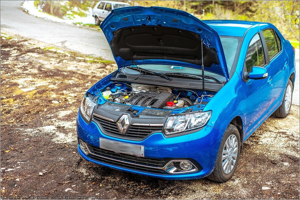 Renault Logan с открытым капотом