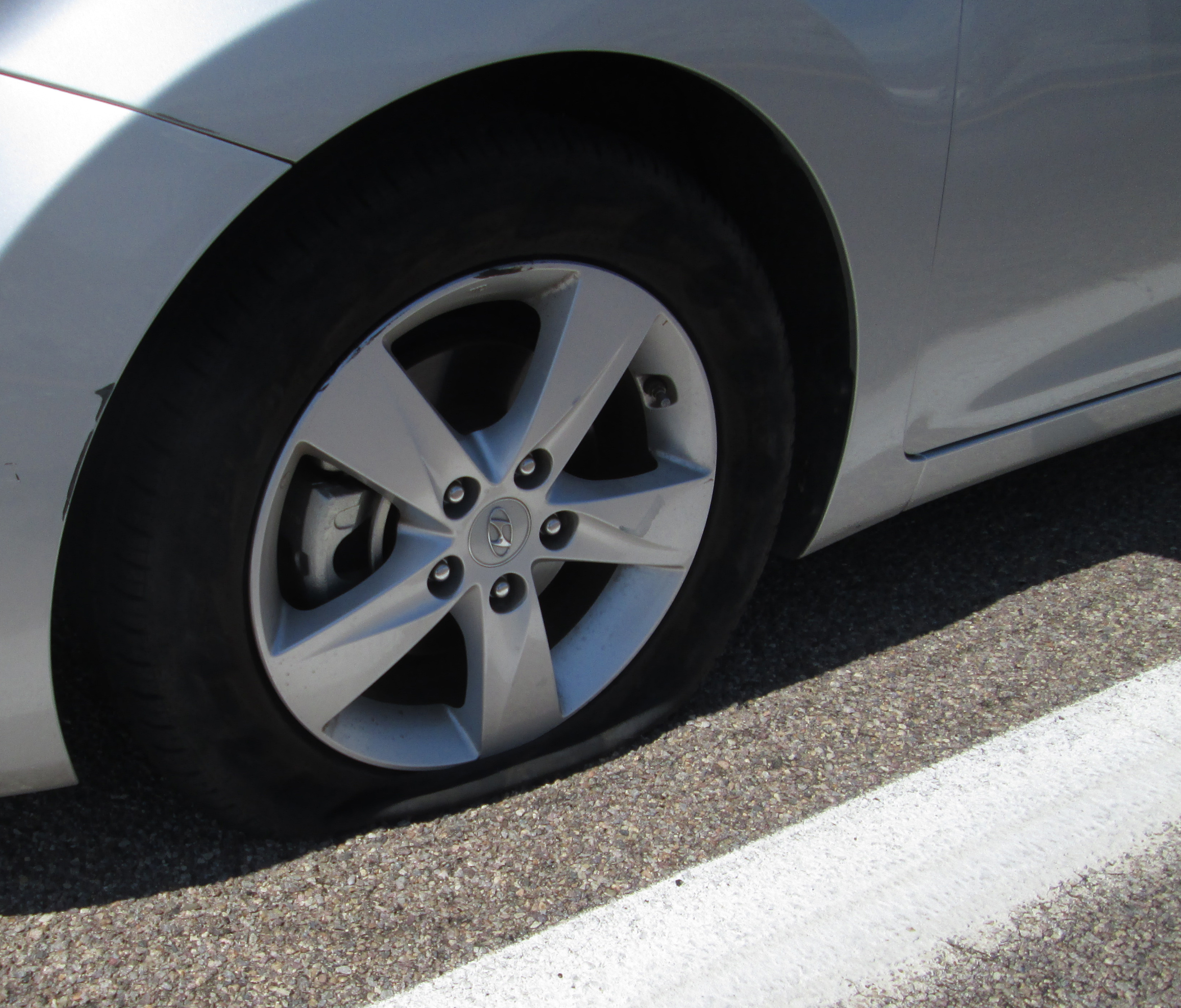 Спущенное колесо Hyundai Matrix