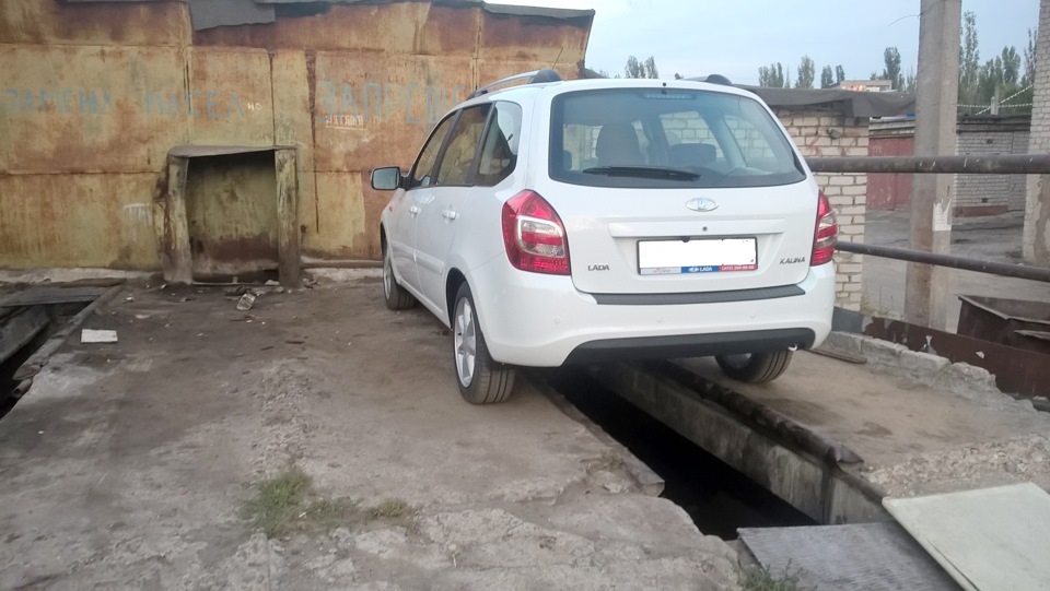 Lada Kalina установлена на смотровой канаве