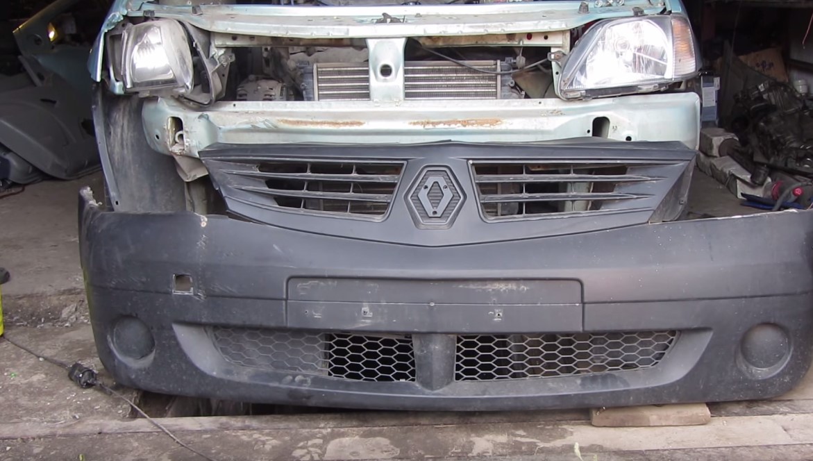 Снятие бампера Renault Logan
