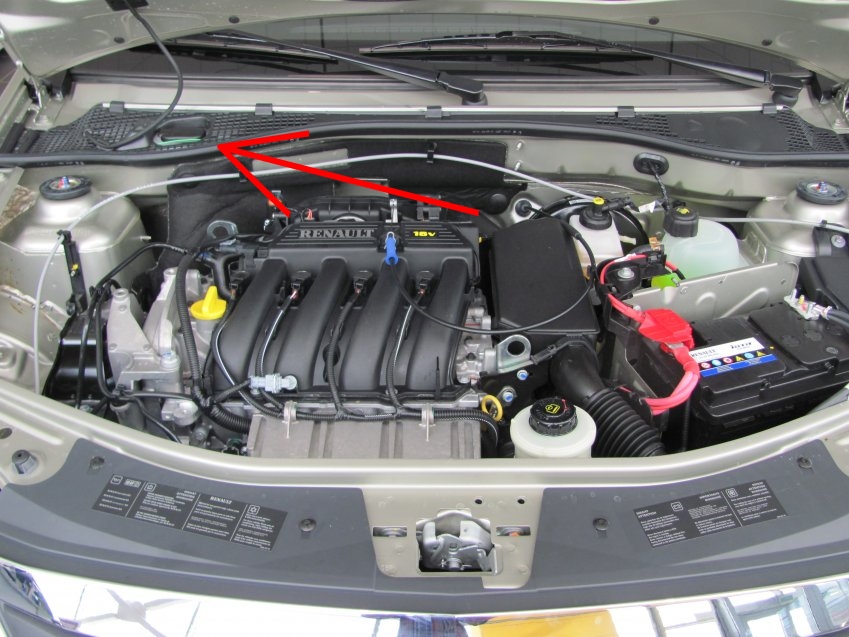 Расположение бачка омывателя под капотом Renault Logan