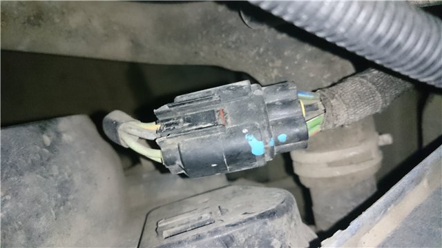 Отсоединение от электронного регулятора колодку проводов Ford Focus 2