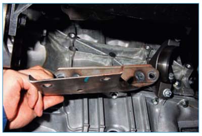 Снятие кронштейна в автомобиле Ford Focus 2