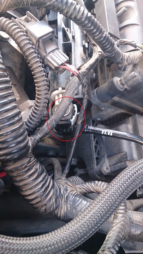 Расположение пластмассового фиксатора наконечника трубки подвода топлива Ford Focus 2