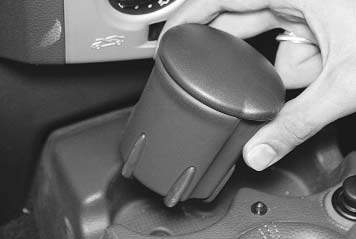 Снятие пепельницы Renault Logan