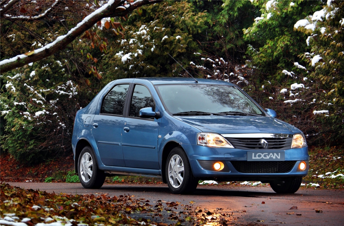 Renault Logan на дороге