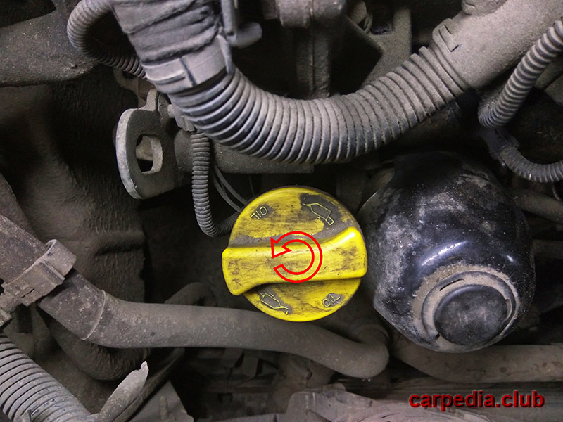Откручивание крышки горловины на двигателе ГУР Fiat Doblo I 2007