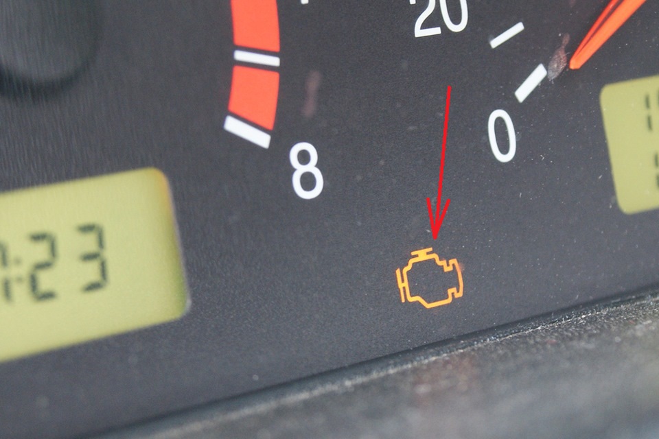 Контрольная лампа Check Engine неисправности системы управления двигателем Chevrolet Niva