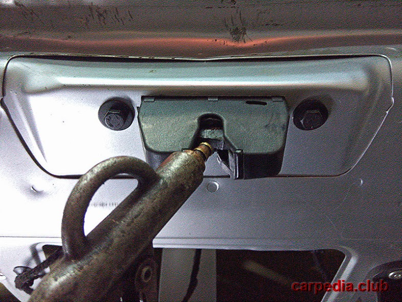 Продувка сжатым воздухом замка багажника Citroen Berlingo II