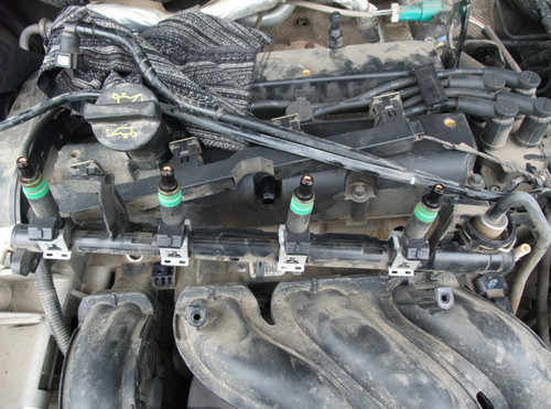 Снимаем топливную рампу c форсунками Ford Focus 2