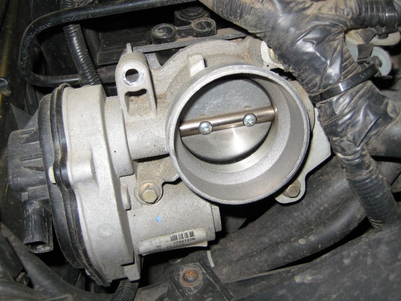 Снятие дроссельного узла автомобиля Ford Focus 2