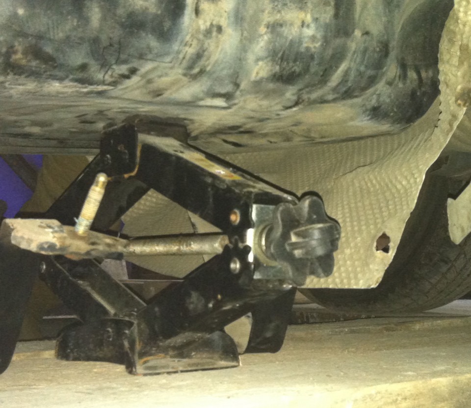 Подставляем домкрат под бензобак Ford Focus 2