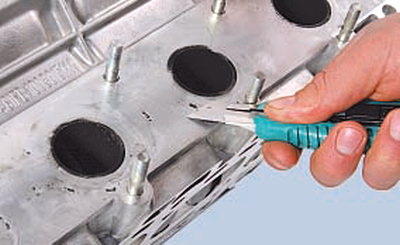 Очистите поверхности фланцев головки от остатков прокладок и нагара на двигателе Chery Tiggo