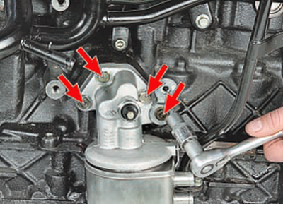Выверните четыре болта крепления теплообменника системы смазки двигателя Chery Tiggo