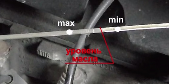 Определение уровня масла в двигателе при помощи щупа на Lada Kalina