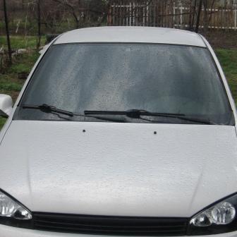 Установленные щетки очистителя ветрового стекла на Lada Kalina