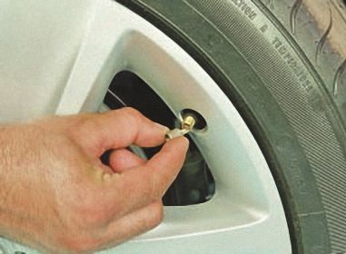 Надавить на наконечник золотника и выпустить воздух из шины Hyundai Solaris
