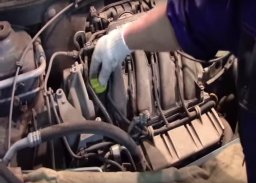 Заворачивание пробки сливного отверстия Lada Largus
