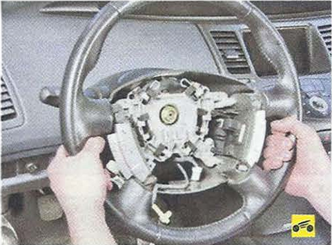 Сбиваем рулевое колесо со шлицев вала Nissan Primera