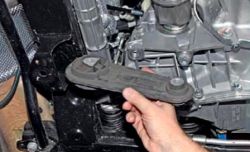 Снятие задней опоры силового агрегата Lada Largus