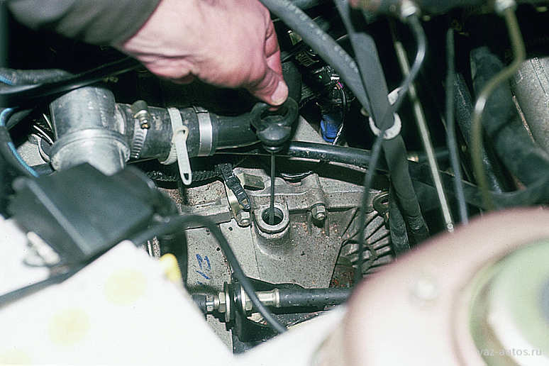 Извлечение указателя уровня масла из картера коробки передач Лада Гранта (ВАЗ 2190)