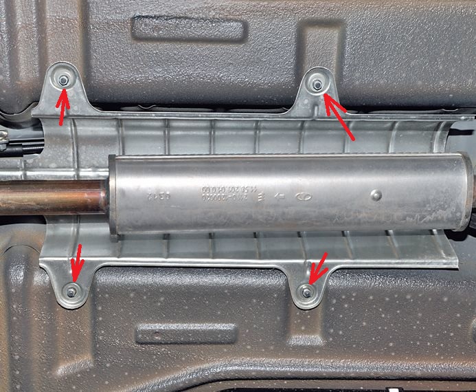 Размещение гаек крепления теплозащитного экрана дополнительного глушителя Лада Гранта (ВАЗ 2190)