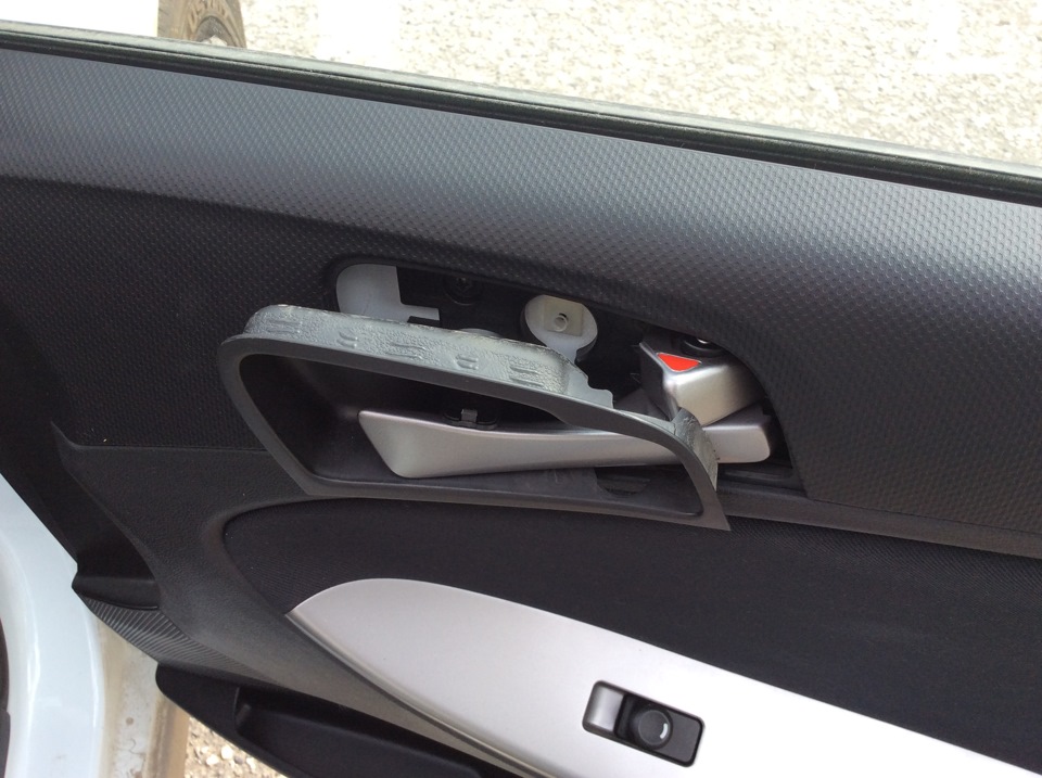 Снимаем декоративную накладку внутренней ручки двери на автомобиле Hyundai Solaris