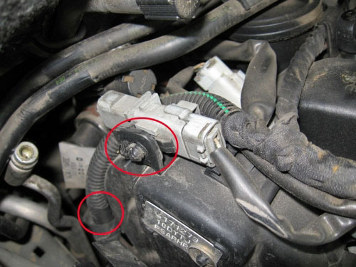 Точки крепления проводки на крышке ремня ГРМ дизельного двигателя Peugeot 407